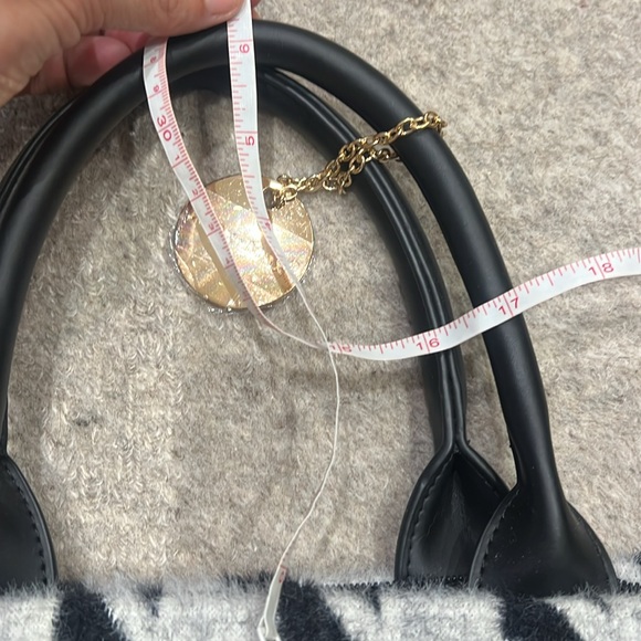 ALEX AND MAX white and clack houndstooth pattern tote with a zipper. - Picture 12 of 12